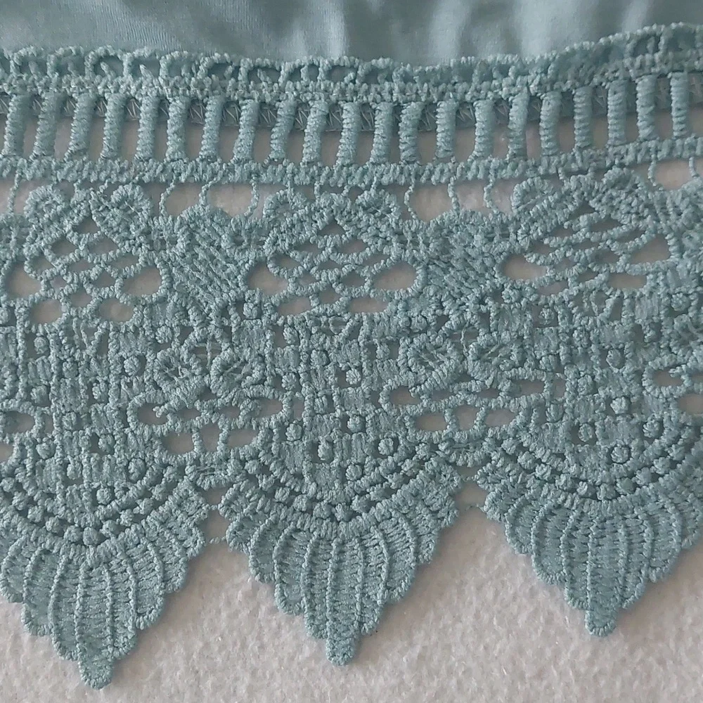 XiaoMaAnJi Sleeveless Lace Hem Top - NWOT